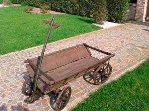 Fioriera da carretto in legno per decorare il tuo spazio esterno
