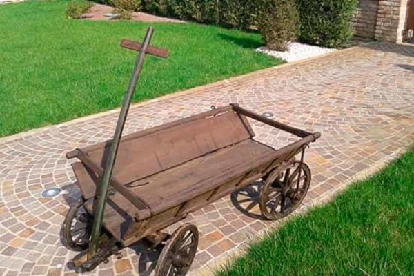 Fioriera da carretto in legno per decorare il tuo spazio esterno